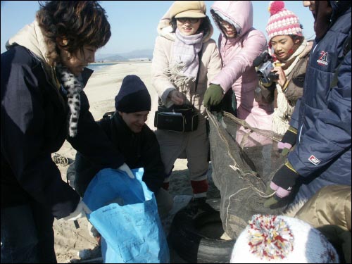 찾아 온 인간의 '흔적'을 그레그와 함께 분류하고 있다. 